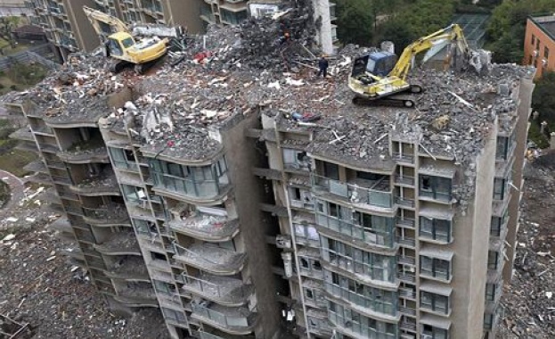 Луксозен небостъргач в Китай се руши с багер от покрива надолу