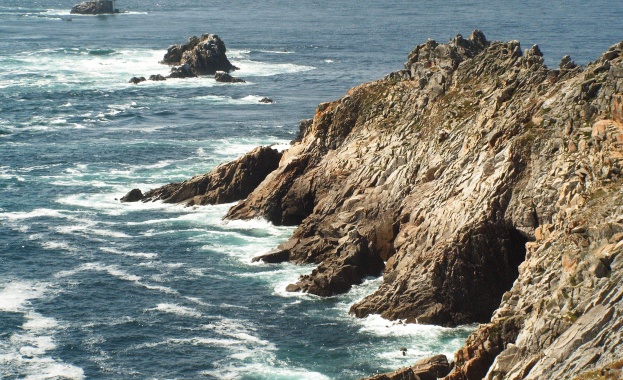 Франция: Хиляди хора останаха без ток заради ураганен вятър 