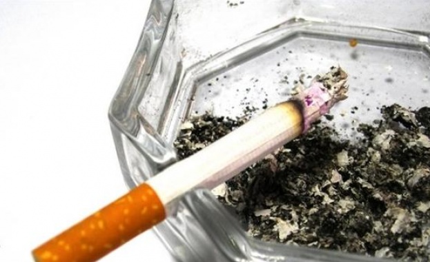 Забраняват тютюнопушенето на закрити места от средата на 2012 година 