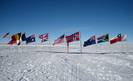 Учени поставиха хиляди капани за неутрино на Южния полюс