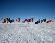 Учени поставиха хиляди капани за неутрино на Южния полюс