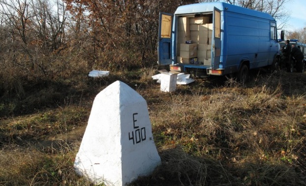 Откриха 167 мастербокса с контрабандни цигари в микробус на българо-гръцката граница