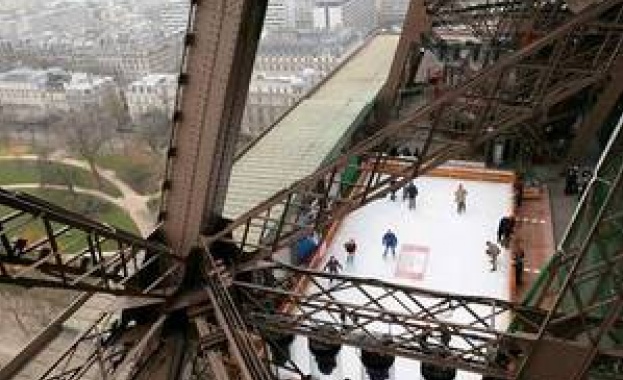 Откриха коледната пързалка  на Айфеловата кула 