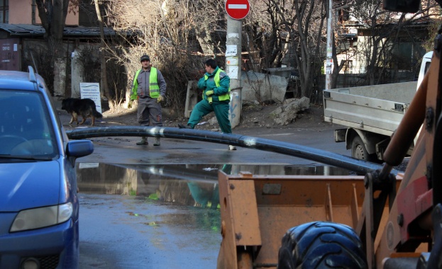 Централна улица в София се наводни 