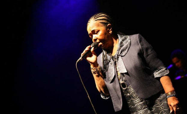 Почина Сезария Евора