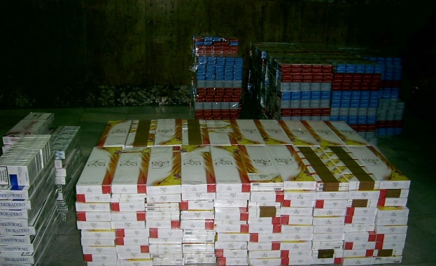 Близо 15 мастърбокса контрабандни цигари и 44 кг тютюн задържаха митничари