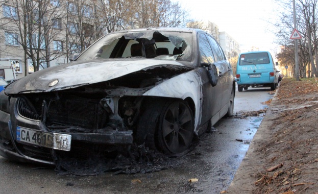 Подпалиха двата лични автомобила на бившия директор на ОДМВР -