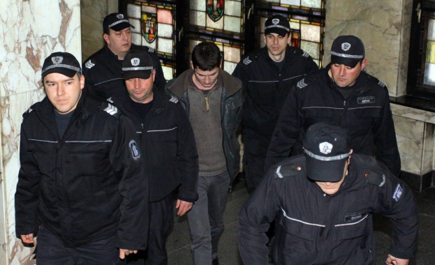 Подпалвачът на коли остава в ареста