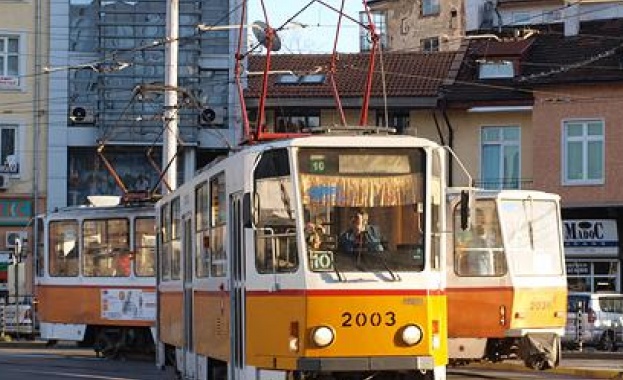 Катастрофа между трамвай и две коли в София предизвика задръстване
