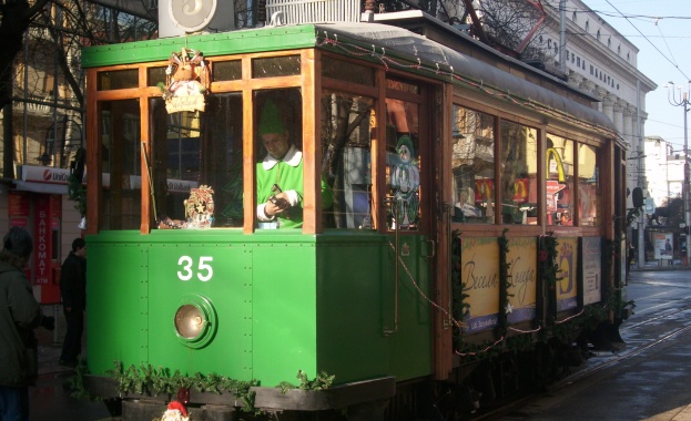 Тръгва Коледен ретро трамвай