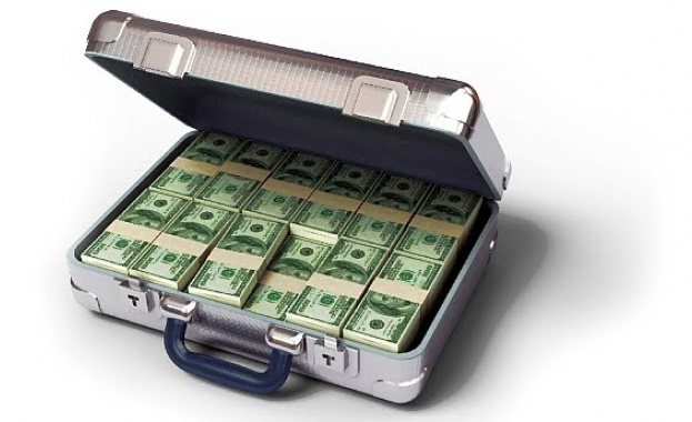 Таксиметров шофьор върна пълна чанта с пари на отнесен клиент  