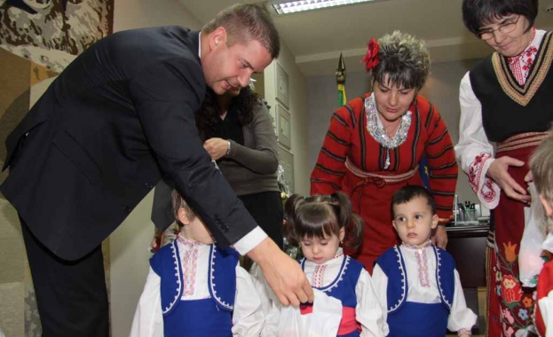 Коледарчета тропнаха хорце и коледуваха старозагорския кмет  