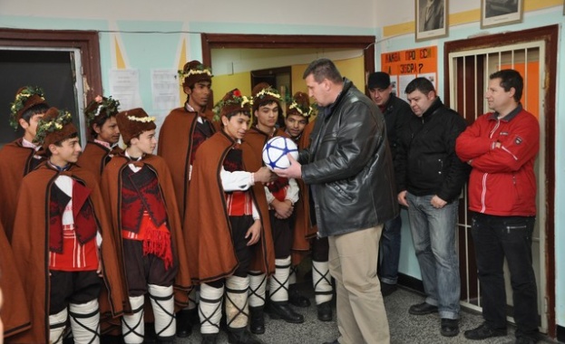 Полицаи и деца от социален интернат в Стралджа украсиха заедно коледна елха