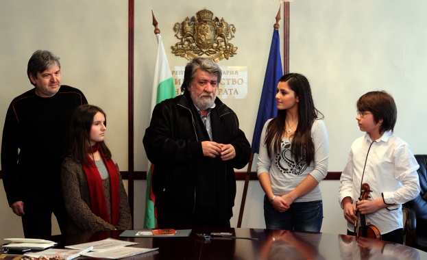 Три талантливи деца получиха стипендии от министър Рашидов