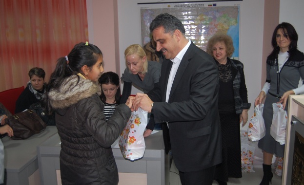 Деца-сираци от Марица с коледни подаръци  