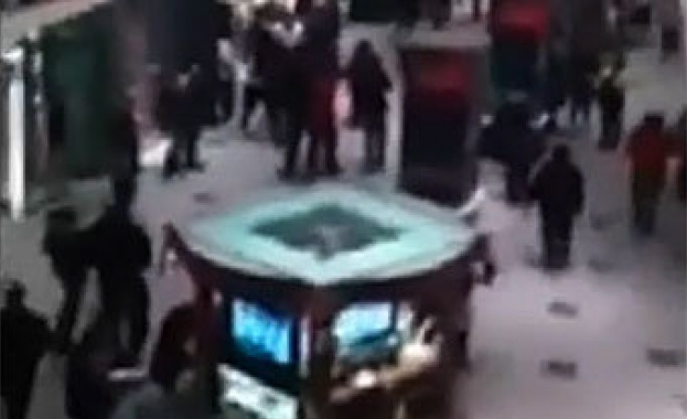 200 човека се сбиха в американски търговски център 