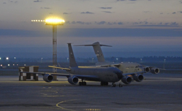 Самолет се преобърна на пистата в Ош, 26 души пострадаха 