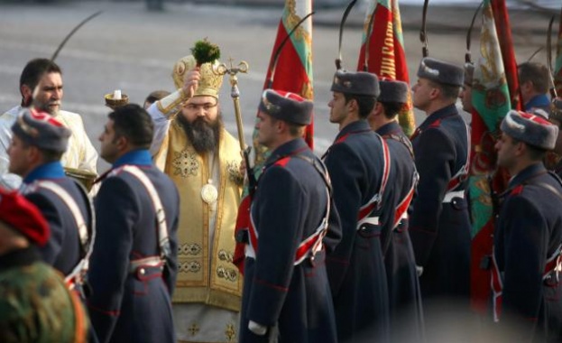 С водосвет на бойните знамена и знамената светини отдаване на почести