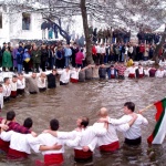 "Мъжко хоро" в студените води на Тунджа