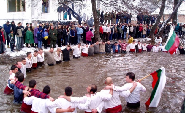 "Мъжко хоро" в студените води на Тунджа