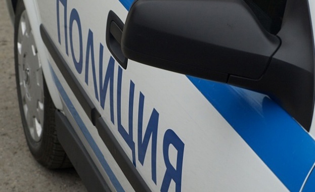 Маскирани мъже нападнаха и ограбиха мъж в дома му в