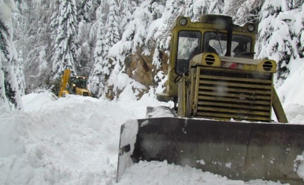 Снегорин се преобърна и затвори пътя Кюстендил-Дупница