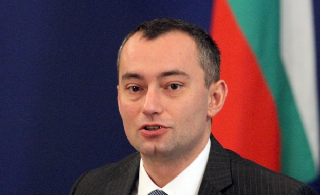 Министър Младенов с първородна рожба