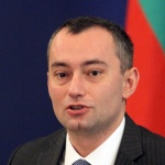 Министър Младенов с първородна рожба