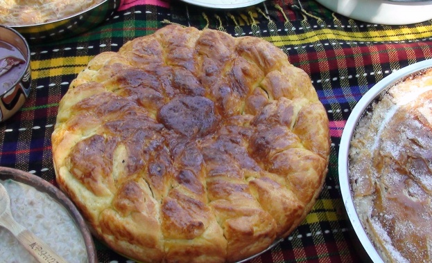 Парата в питата за Бъдни вечер символизира златото което било