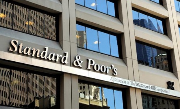 Международната рейтингова агенция Стандард енд Пуърс понижи дългосрочния и краткосрочния