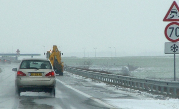 Дежурни екипи почистват AM "Хемус" от снега  