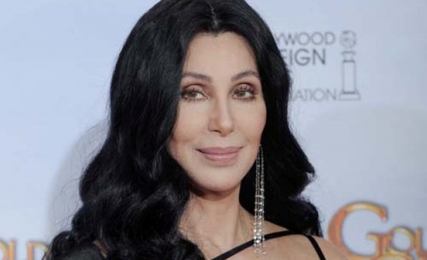 Съдят Шер за дискриминация