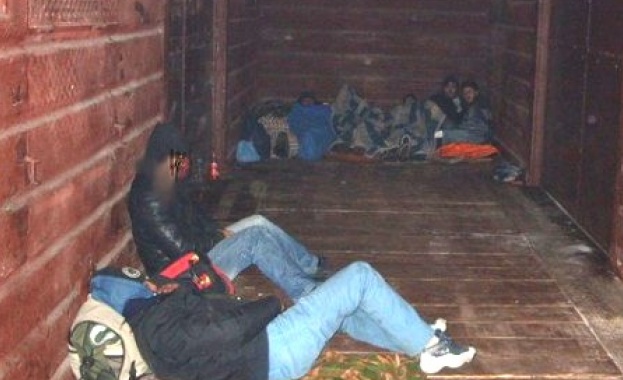 11 имигранти, натъпкани в автомобил, са заловени в Приморско