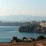 С цветя и коктейли посрещат първите руски туристи в Анталия