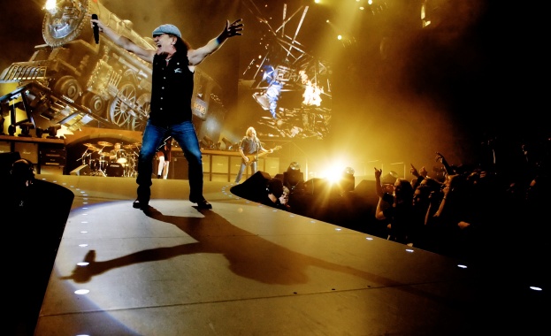 AC/DC отлагат записите на новия си албум