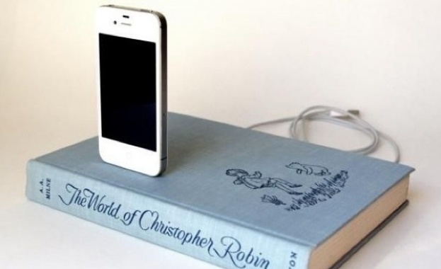 Зарядно в книга