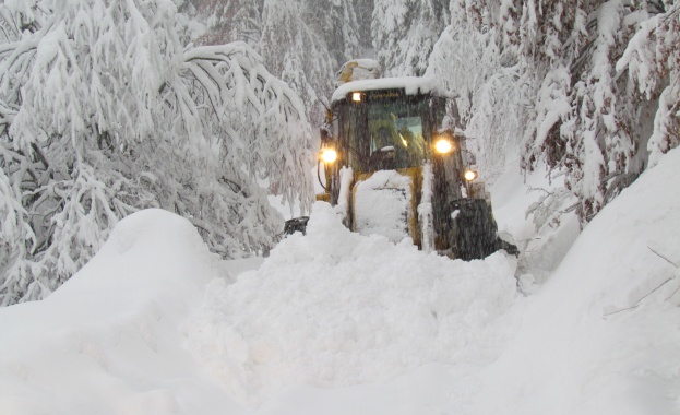 Зимната обстановка в някои райони на страната остава усложнена