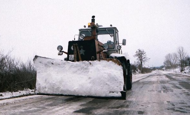 115 машини чистят снега в София към момента  