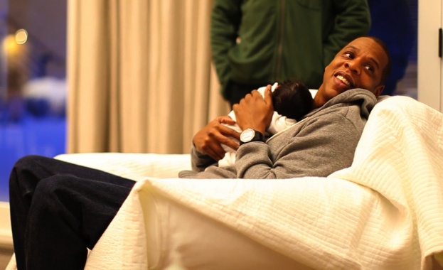 Бионсе и Jay-Z пуснаха снимки на дъщеря си в интернет