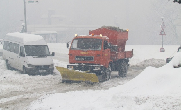 От 15 ноември 3500 машини в готовност да чистят сняг