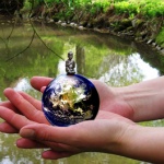 Любящите хора живеят в свят пълен с... , а враждебните - в свят пълен с...