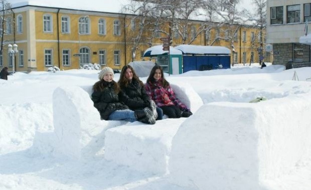 Снежни мебели се грижат за уюта на габровските минувачи