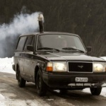 Мъж оборудва колата си с печка на дърва