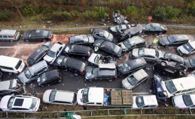 Най малко 35 души загинаха а 53 ма бяха ранени при верижна