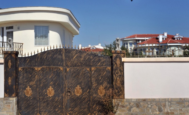 Прокуратурата: При претърсванията у Рашкови тефтер не е изземван 