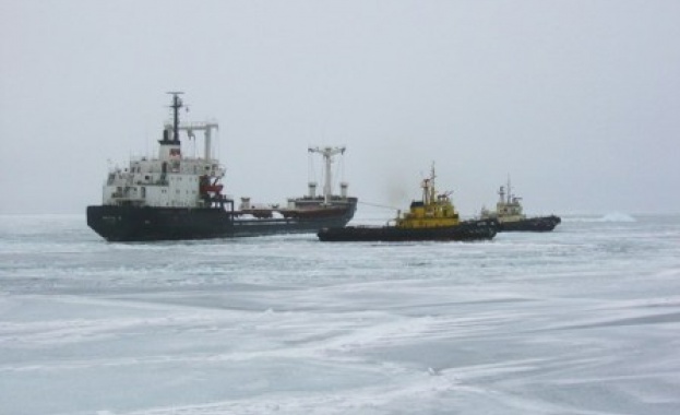 Два руски граждански товарни кораба са били подложени на ракетен