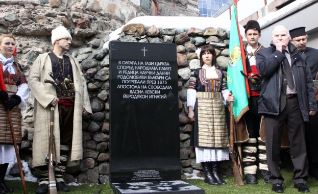 Осветиха паметна плоча на Апостола пред храма "Св. Петка"