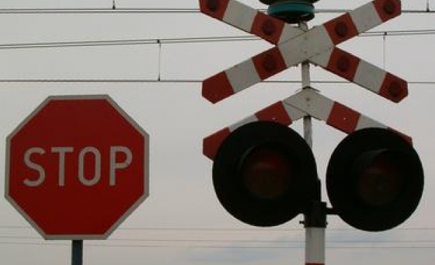 Влак помете кола и уби жена край Карлово 