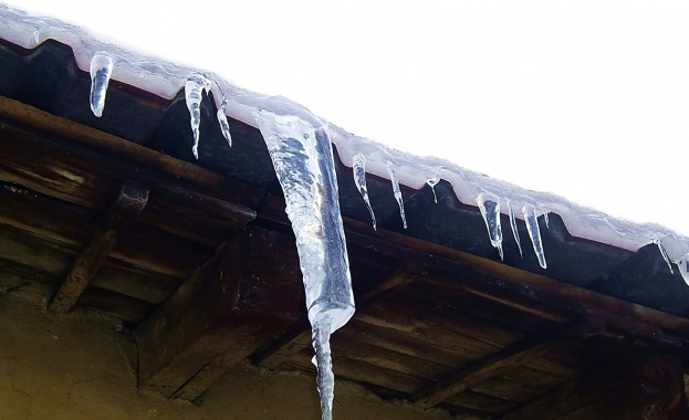 Инцидент на улицата прати жена в болница Опасността дошла отгоре