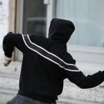 Деветокласник нападна с брадва и "Молотов" съучениците си